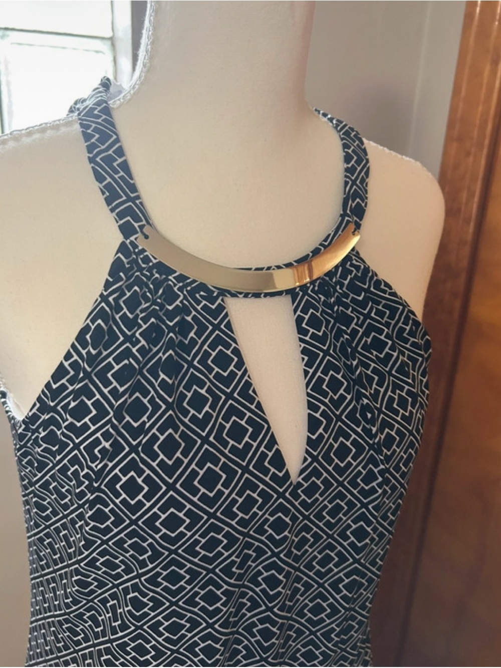 Elegant White House Black Market XS sleeveless blouse silver necklace detail key - Picture 2 of 6